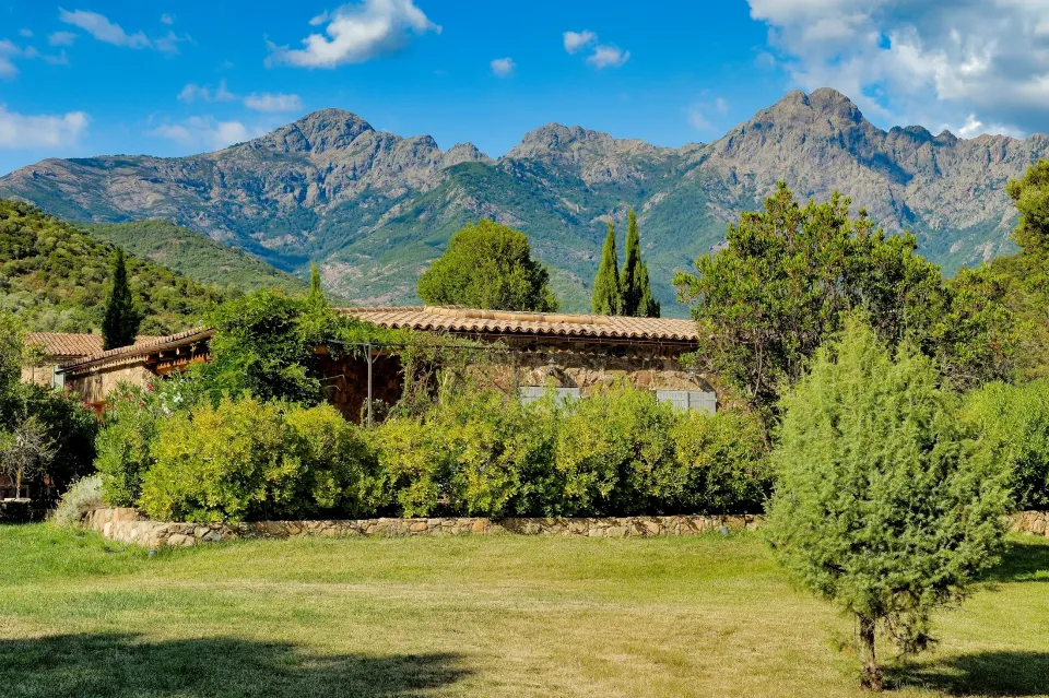 Villa en pierre avec terrasse privée