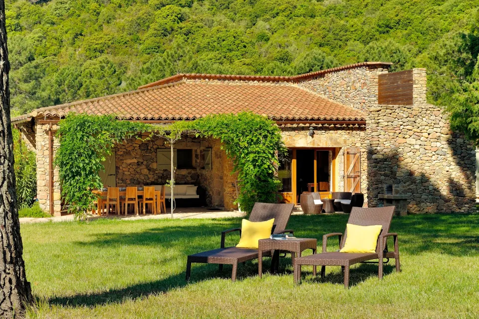 Villa en pierre avec terrasse privée