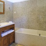 Salle de bain des villas à louer avec 2 chambres